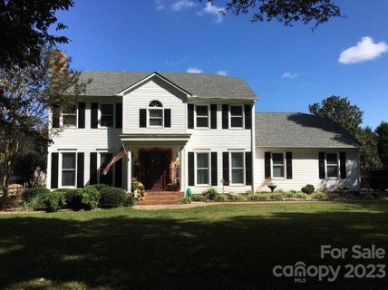103 Deerfield Circle North