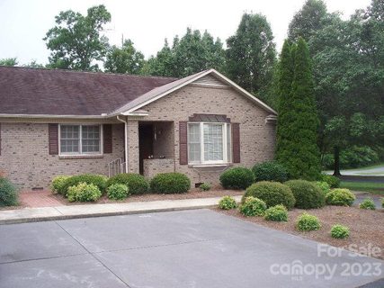 1100 Ravenwood Court