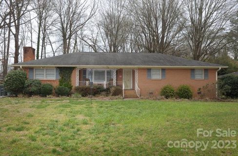 905 Rowan Circle