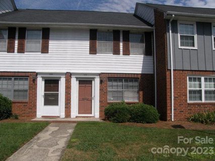 1300 Larchmont Place