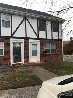 1300 Larchmont Place
