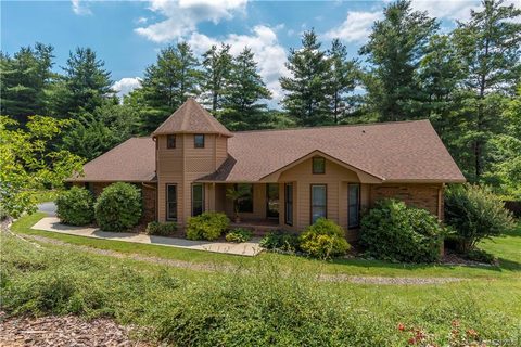 523 Foxfire Estates Circle sold home in Foxfire Estates, Waynesville, NC