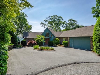 950 Sunlight Ridge Drive sold home in Ledges Of Hidden Hills, Hendersonville, NC