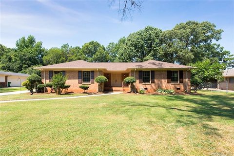 6227 Lake Forest Road sold home in Lake Forest, Charlotte, NC