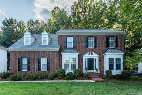 2916 Pinewood Hill Drive