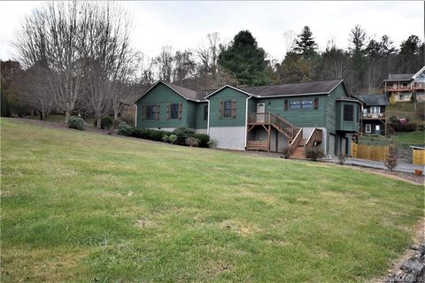 24 Gloria Way sold home in Strawberry Hill Farm Estates, Waynesville, NC