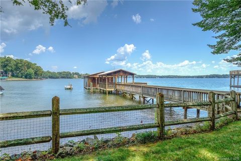8003 Blue Water Court sold home in Westport Peninsula, Denver, NC