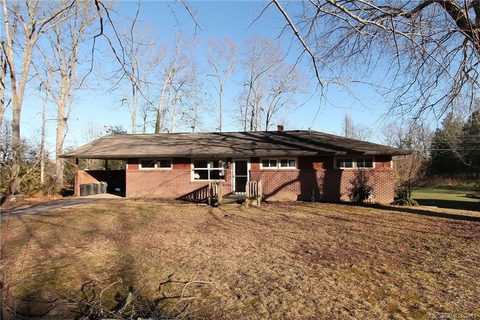 104 Upward Acres Street sold home in Upward Acres, East Flat Rock, NC