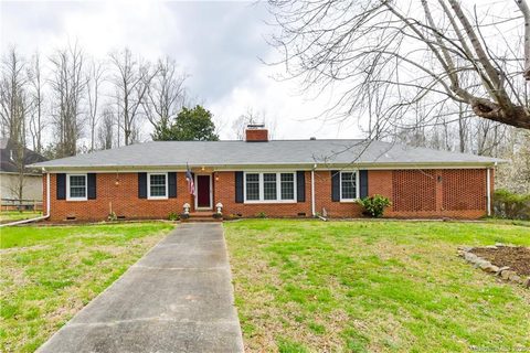 2733 Lakeview Circle