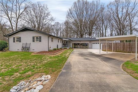 901 Rowan Circle