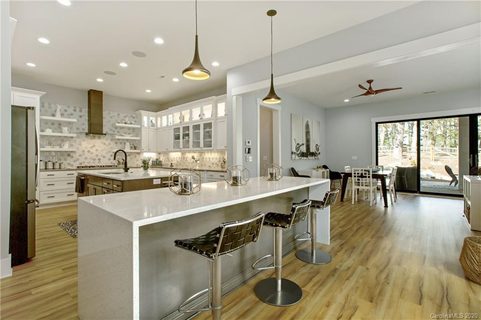 Previously sold for $567,299