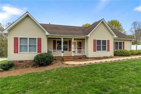 1214 31st Street Place sold home in Stoneridge, Conover, NC