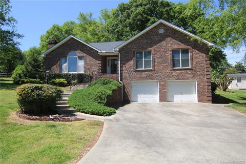212 Meadowbrook Circle