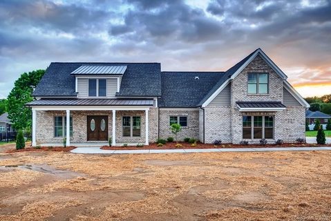 8000 Dell Drive sold home in Fenton Dell, Harrisburg, NC