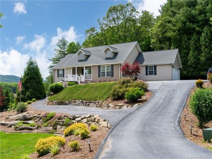 2017 Deep Woods Drive sold home in Willow Ridge, Hendersonville, NC