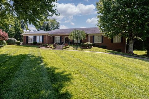 2703 Lakeview Drive