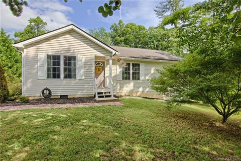 137 Forest Bend Drive sold home in Meadow Woods, Horse Shoe, NC