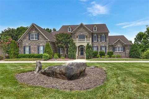 816 Wandering Way Drive