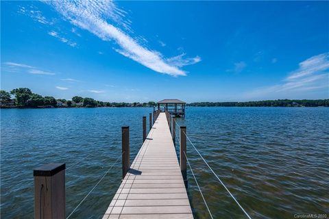 16822 Lake Shore Drive sold home in Lake Norman Island, Cornelius, NC