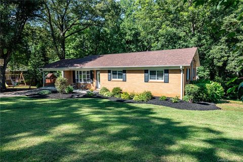2358 13th Street Drive sold home in Eastview Acres, Hickory, NC