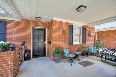 19820 Oak Leaf Circle