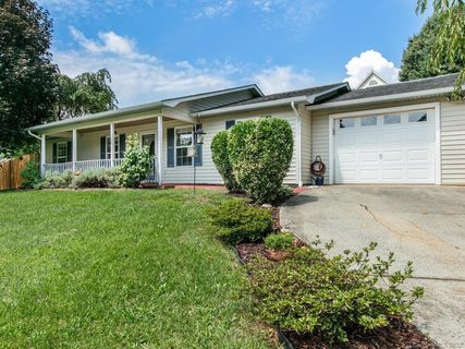12 Sydney Lane sold home in Windy Hill Farms, Asheville, NC