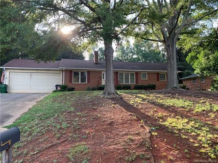 6211 Lake Forest Road sold home in Lake Forest, Charlotte, NC
