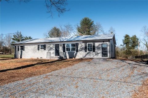 77 Hillsdale Lane sold home in Hillsdale, Taylorsville, NC