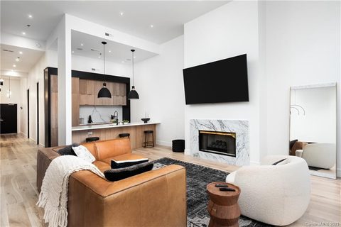 127 N Tryon Street 414