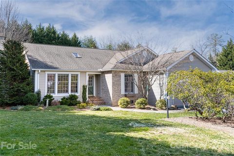 25 Old Applewood Lane sold home in Old Applewood Hollow, Hendersonville, NC