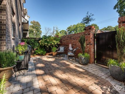1221 Cotswold Place