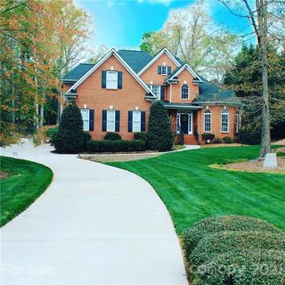 1404 Hoxton Court