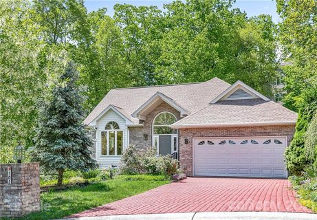 102 S Carriage Square Court