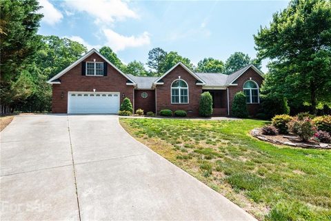 2036 15th Street Court sold home in Hidden Oaks, Hickory, NC
