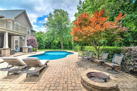 2102 Willowcrest Drive