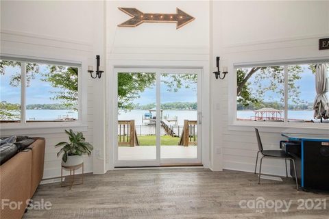 219 Commodore Loop