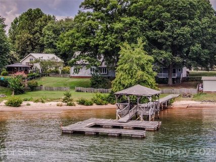 235 Commodore Loop