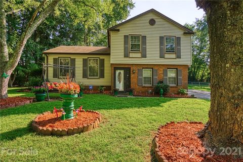 6222 Bonnybrook Lane pending home in Four Seasons, Charlotte, NC