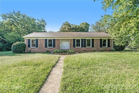 7400 Eastbourne Road sold home in Lake Forest, Charlotte, NC