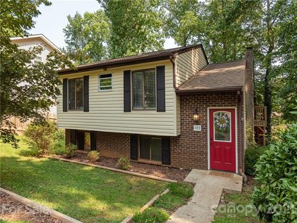 103 Honeysuckle Drive sold home in Lynnwood, Hendersonville, NC