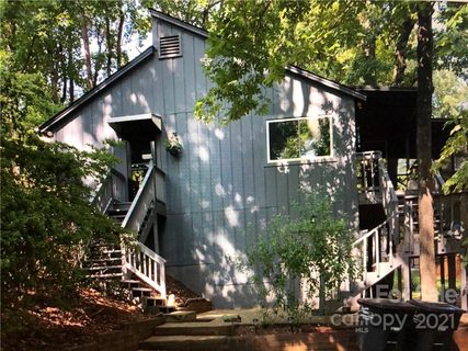 1062 Woodlake Lane