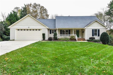 585 Foxwood Drive