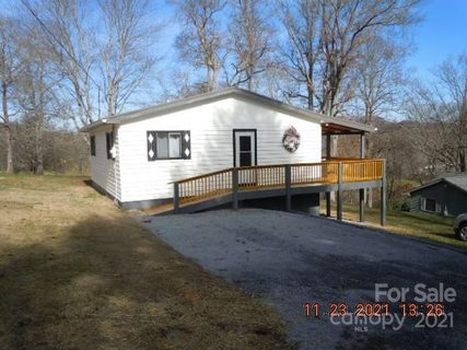 391 Cedarwood Drive sold home in The Midlands, Waynesville, NC