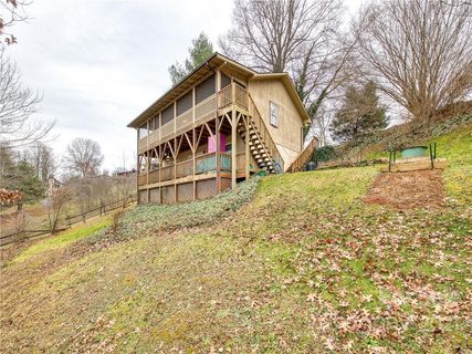 32 Cedarwood Drive sold home in Cedarwood, Waynesville, NC