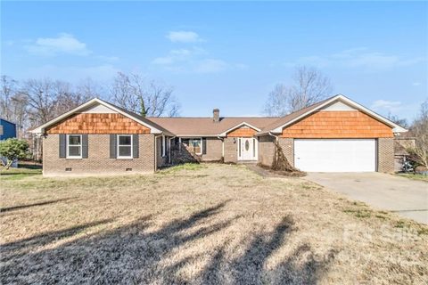 142 Quail Hollow Drive sold home in Waterfront Woodbridge, Kings Mountain, NC