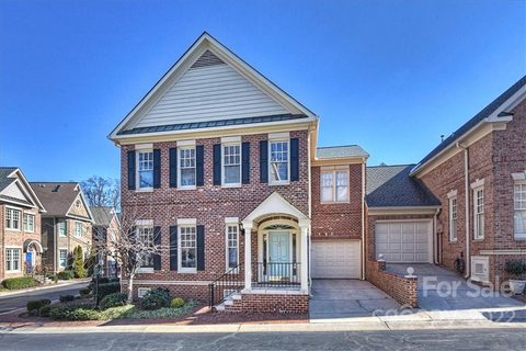 1225 Dilworth Crescent Row