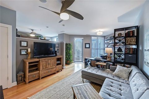 333 W Trade Street 1809