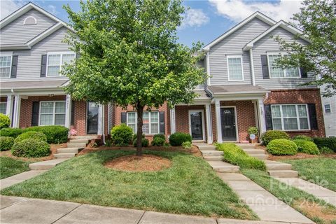 8419 Big Creek Court sold home in Summerfield Townhomes, Matthews, NC