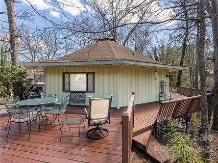 15 E Hawthorne Drive