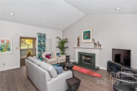 605 Crowfields Lane